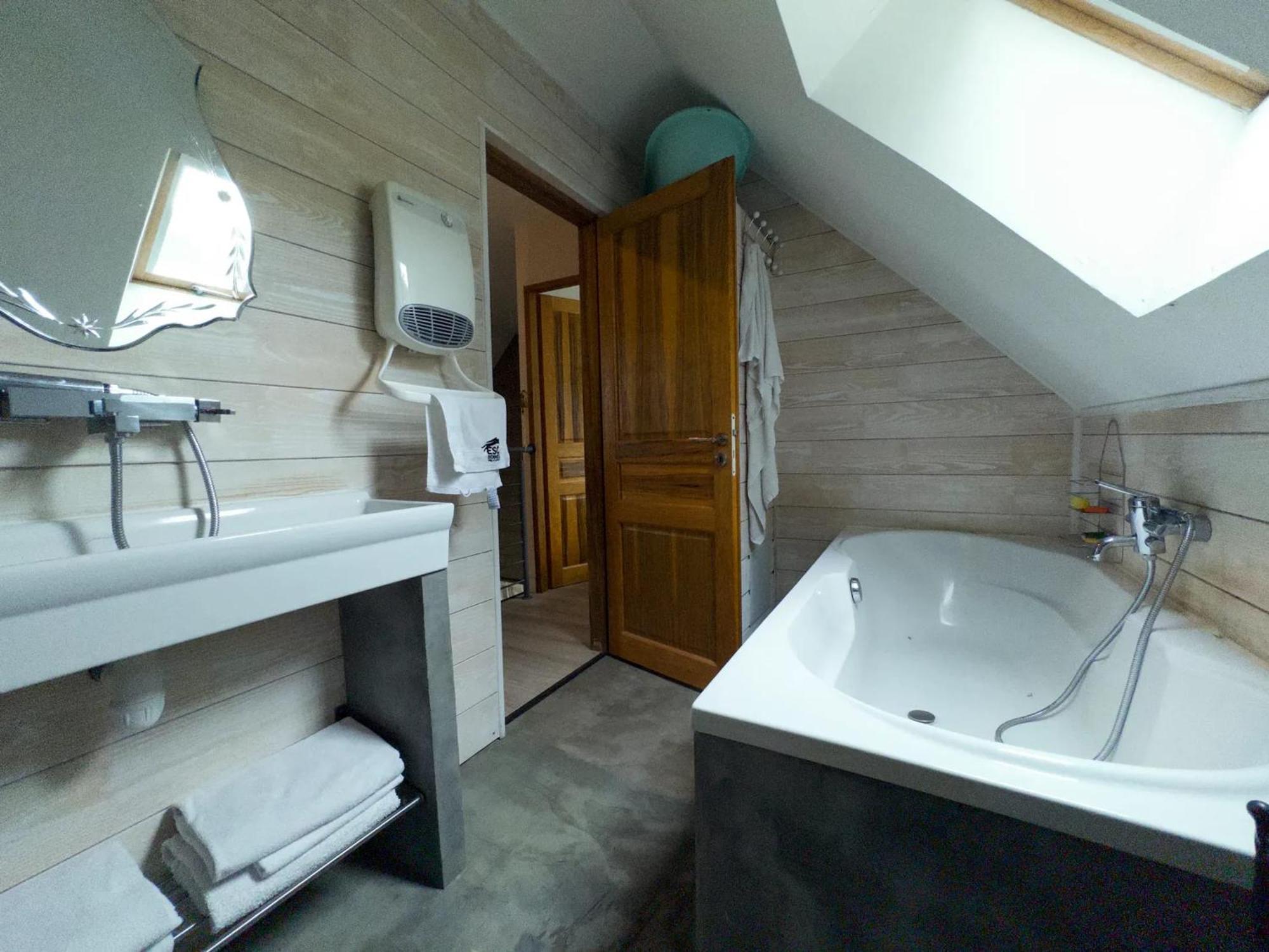 Chalet Chaleureux A Marigny-L'Eglise Avec Vue Sur Lac Et Montagne Екстериор снимка